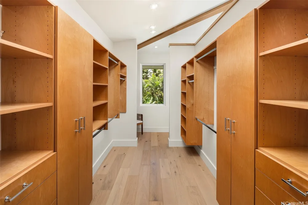 4670 Kahala Ave, Honolulu, HI 96816
