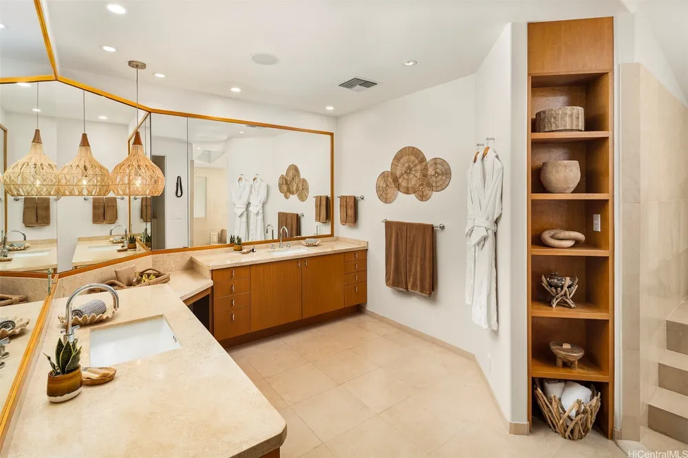 4670 Kahala Ave, Honolulu, HI 96816