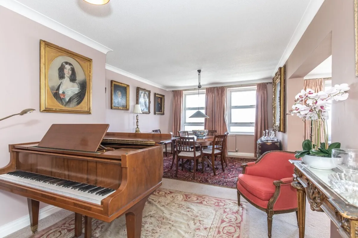 Grand Avenue, Hove, BN3 2NG