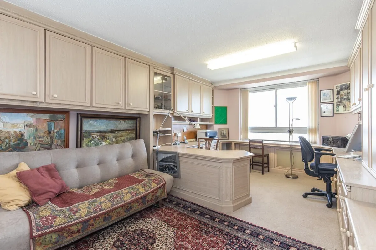 Grand Avenue, Hove, BN3 2NG