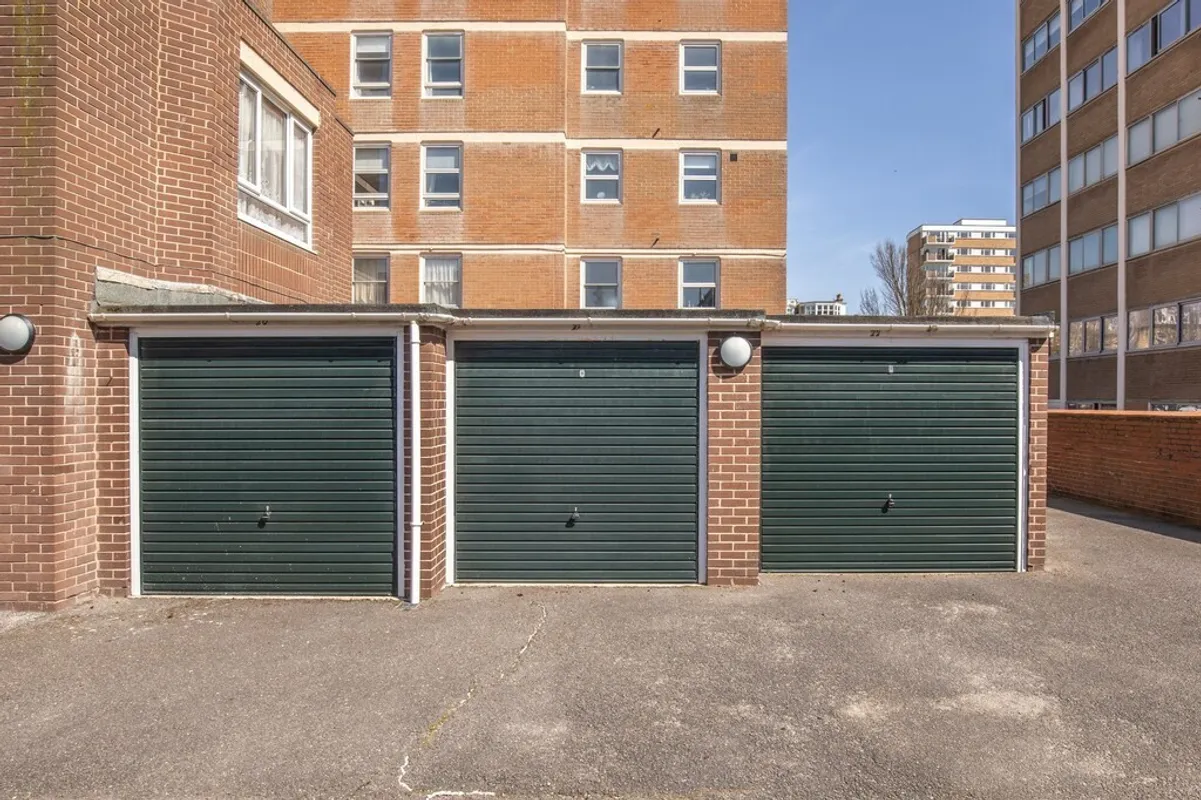 Grand Avenue, Hove, BN3 2NG