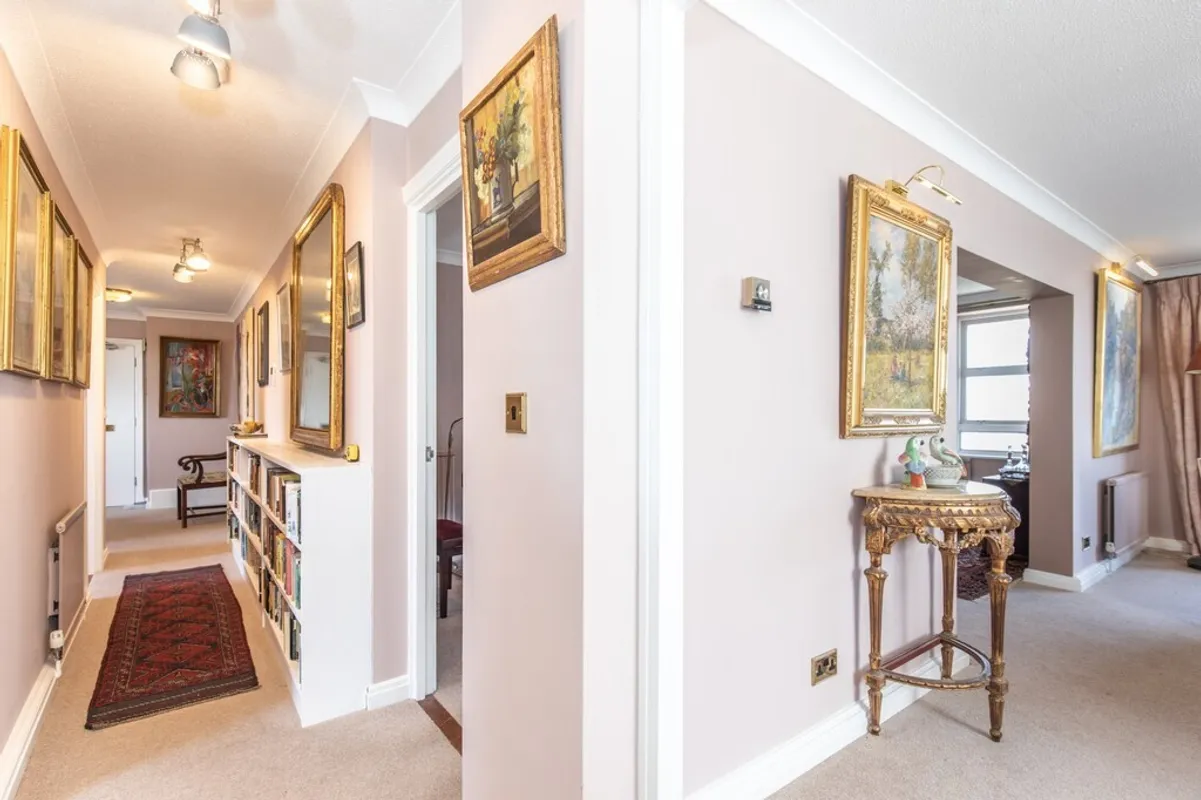 Grand Avenue, Hove, BN3 2NG