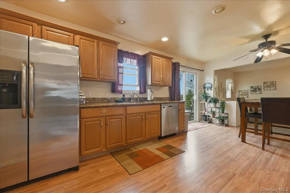 258 Oakland Ave, Miller Place, NY 11764