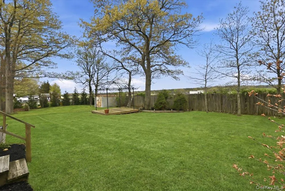 258 Oakland Ave, Miller Place, NY 11764