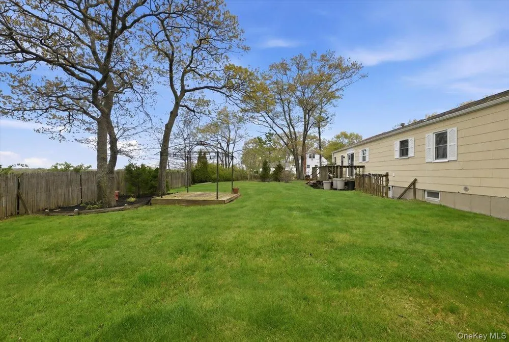 258 Oakland Ave, Miller Place, NY 11764