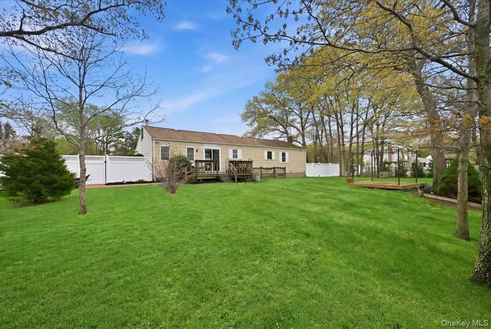 258 Oakland Ave, Miller Place, NY 11764