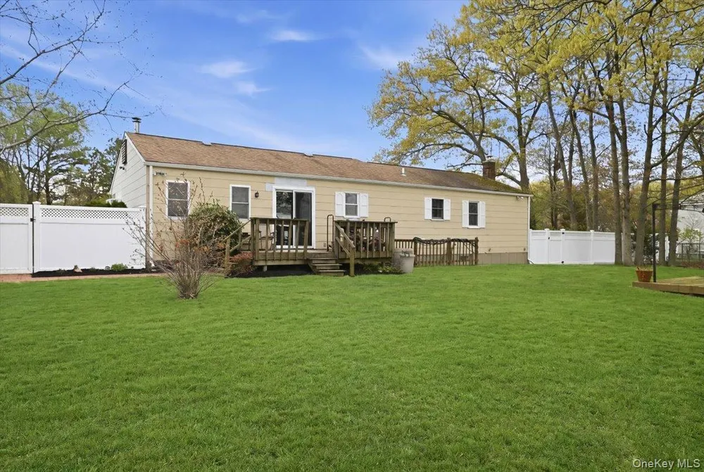 258 Oakland Ave, Miller Place, NY 11764