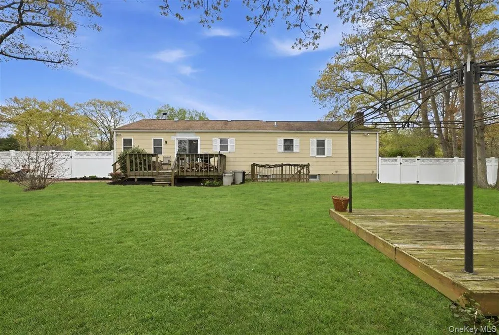 258 Oakland Ave, Miller Place, NY 11764