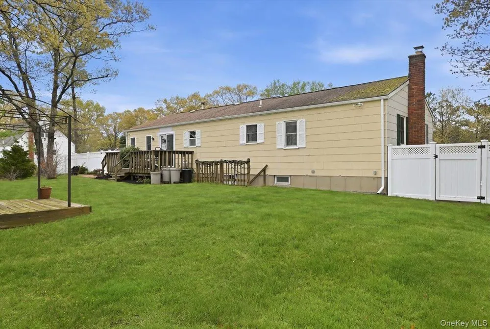 258 Oakland Ave, Miller Place, NY 11764