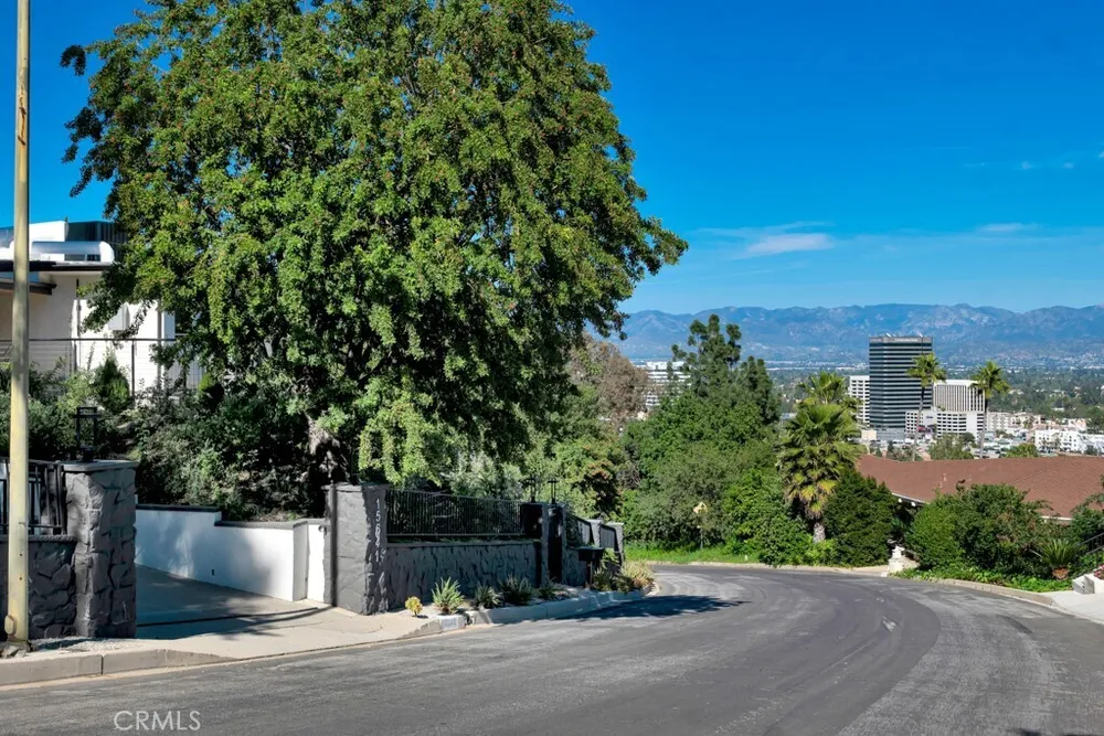 15641 High Knoll Road, Encino, CA 91436