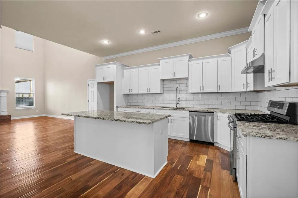 1737 W Broadway Pl, Rogers, AR 72758