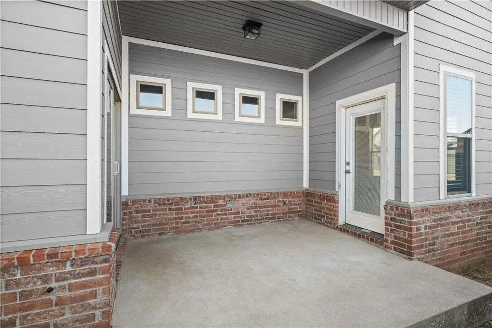 1737 W Broadway Pl, Rogers, AR 72758