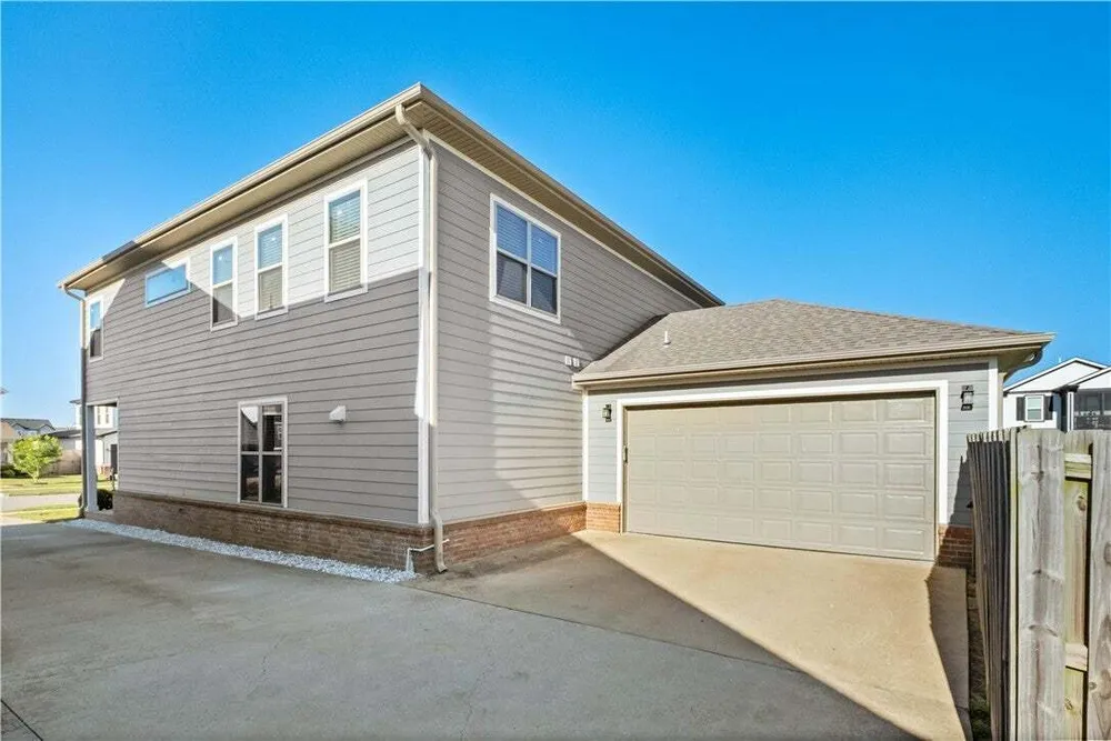 1737 W Broadway Pl, Rogers, AR 72758