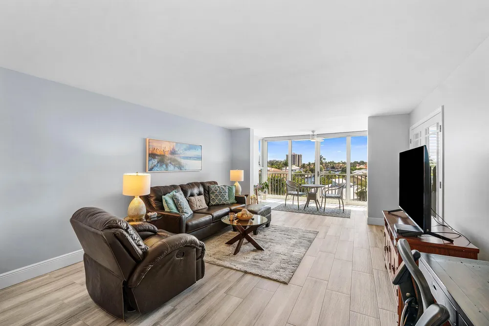 930 Dogwood Dr, Delray Beach, FL 33483