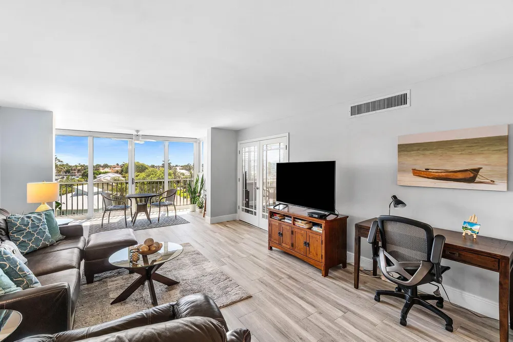 930 Dogwood Dr, Delray Beach, FL 33483