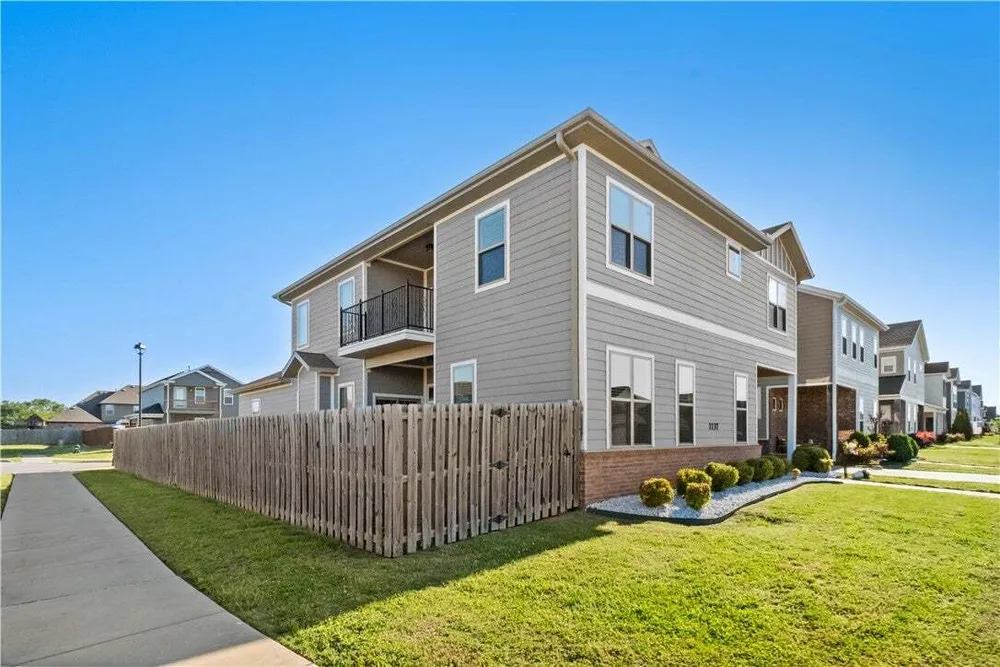 1737 W Broadway Pl, Rogers, AR 72758