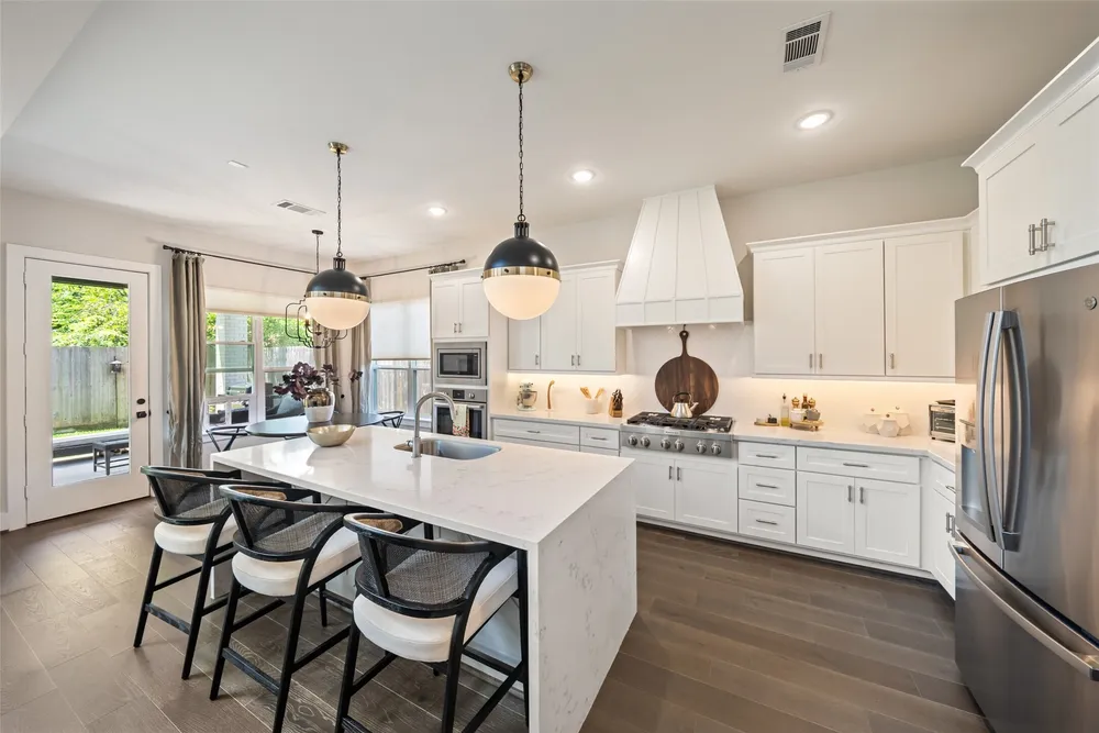 7957 Cedel Dr, Houston, TX 77055