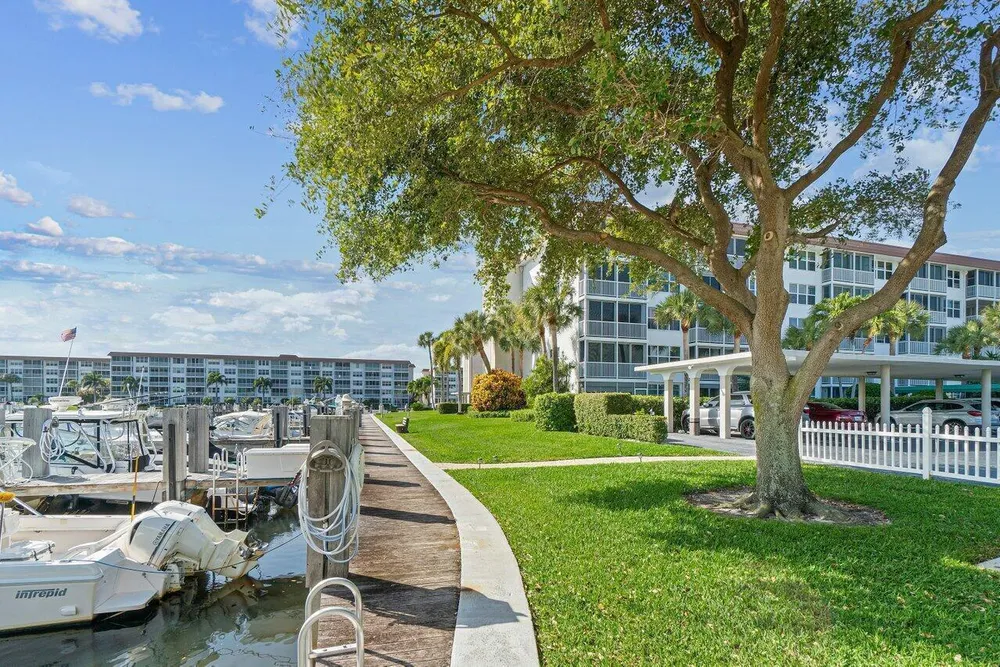 930 Dogwood Dr, Delray Beach, FL 33483