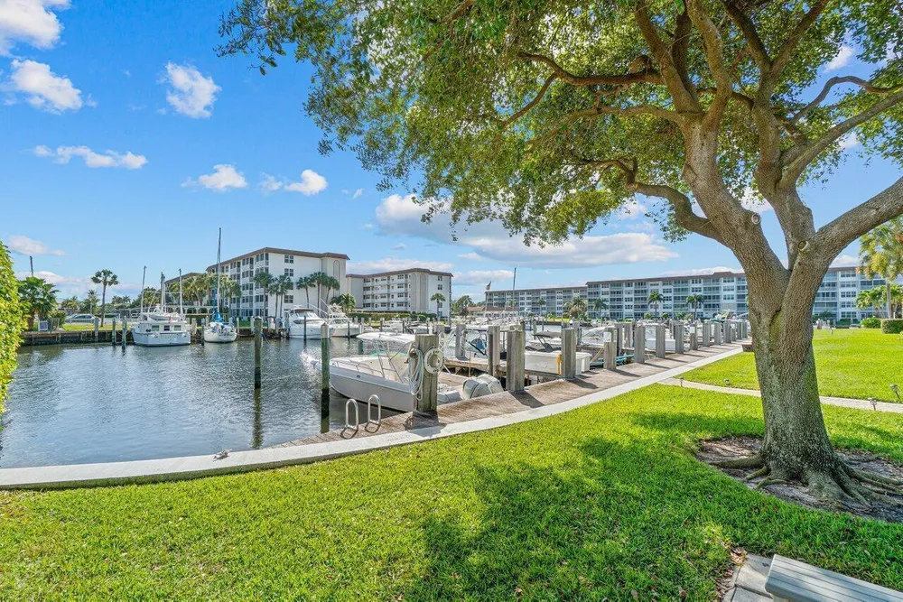 930 Dogwood Dr, Delray Beach, FL 33483