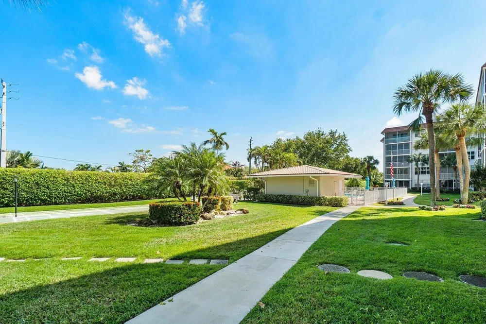 930 Dogwood Dr, Delray Beach, FL 33483