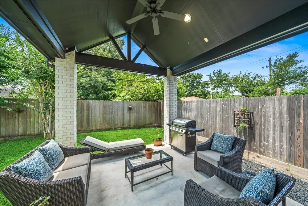 7957 Cedel Dr, Houston, TX 77055