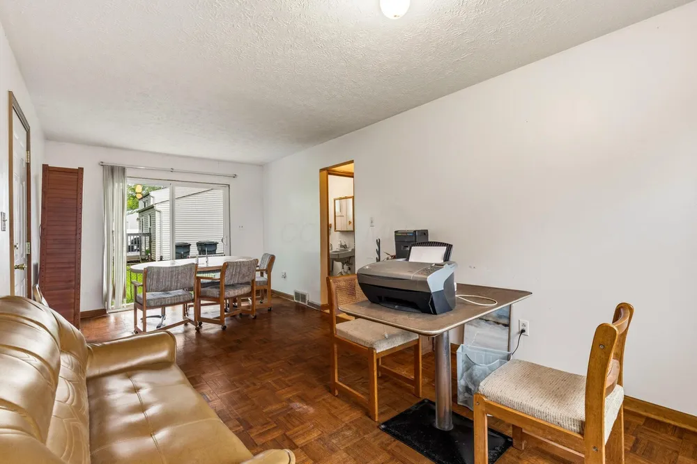 5203 Quincy Dr, Columbus, OH 43232