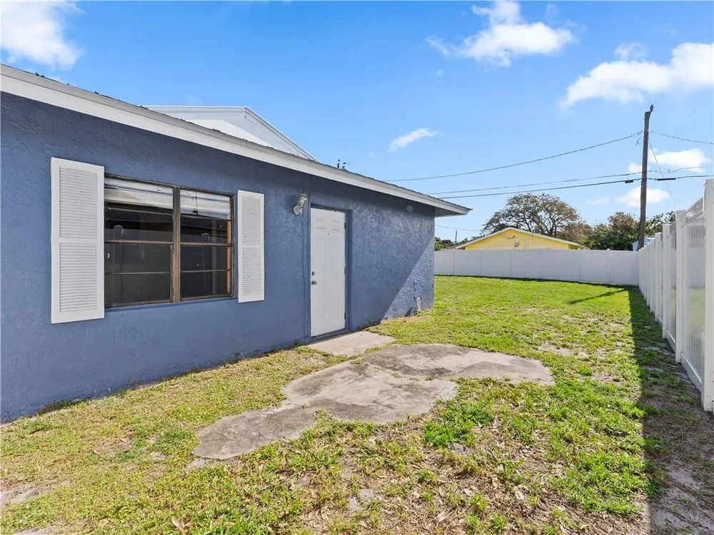 304 8th Ave SW, Vero Beach, FL 32962