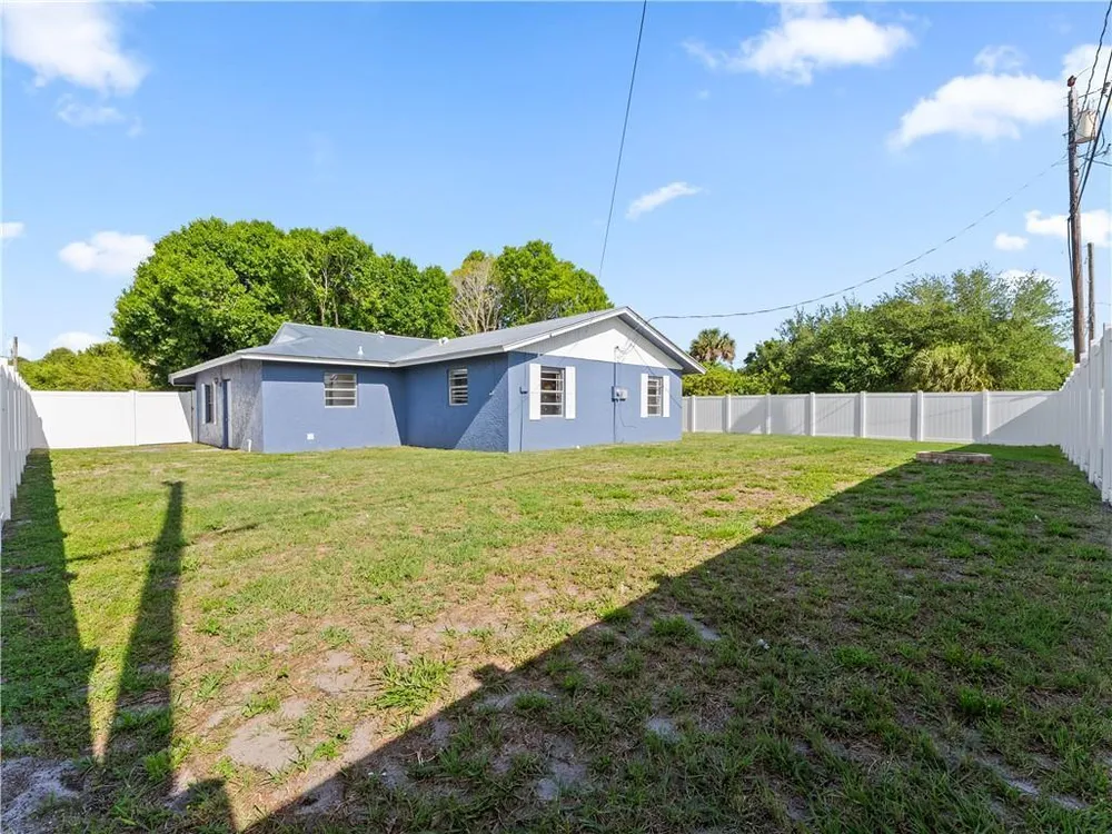 304 8th Ave SW, Vero Beach, FL 32962