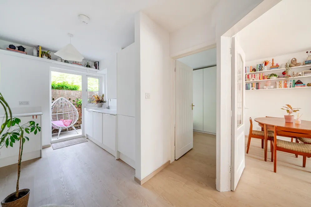 Station Approach, Esher, KT10 photo 11