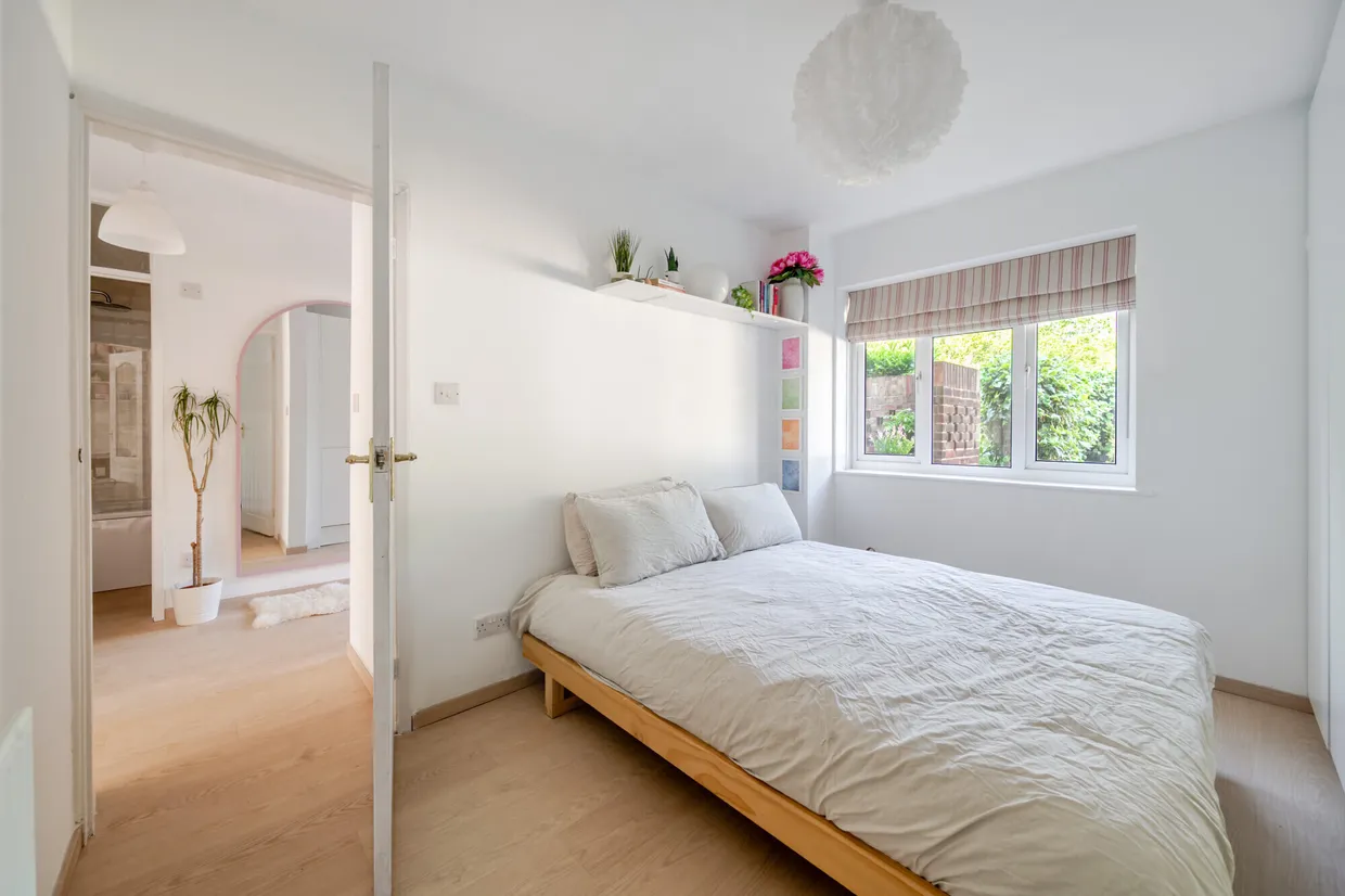 Station Approach, Esher, KT10 photo 15