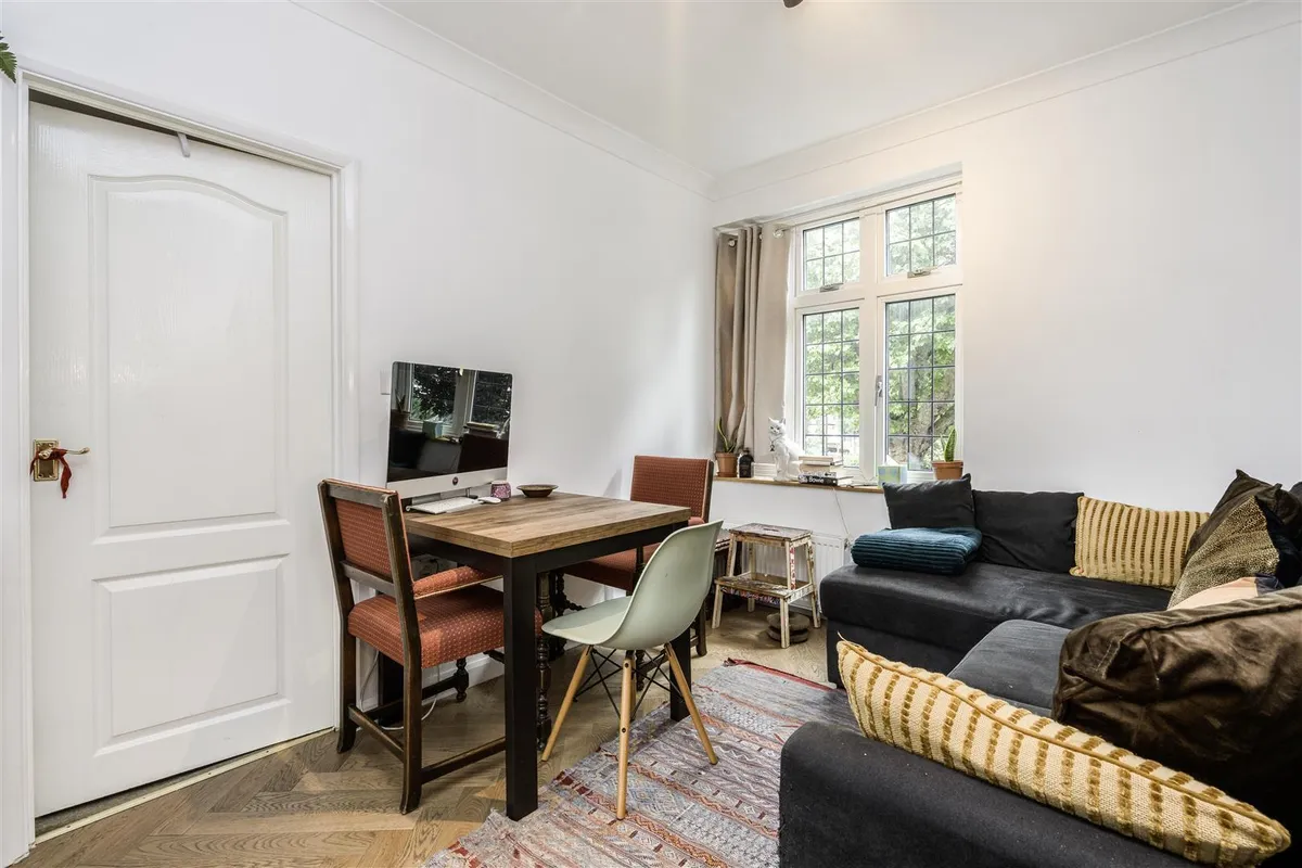 Mapesbury Road, London, NW2