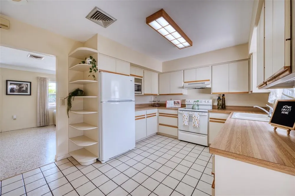 2632 Sunnyside St, Sarasota, FL 34239
