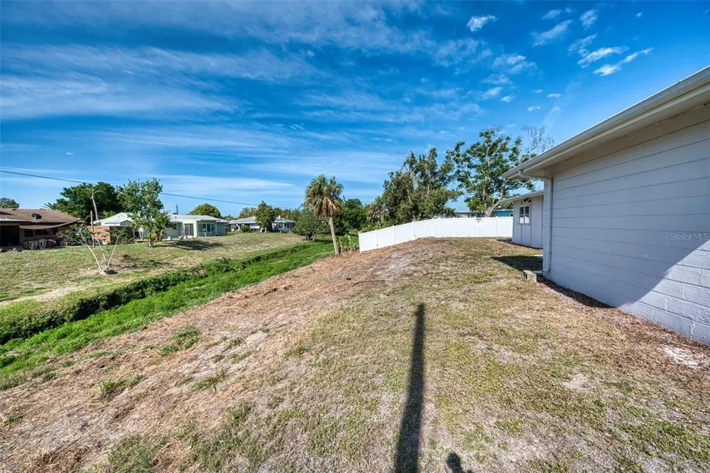 2632 Sunnyside St, Sarasota, FL 34239