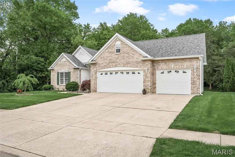 607 Winding Creek Dr, Wentzville, MO 63385