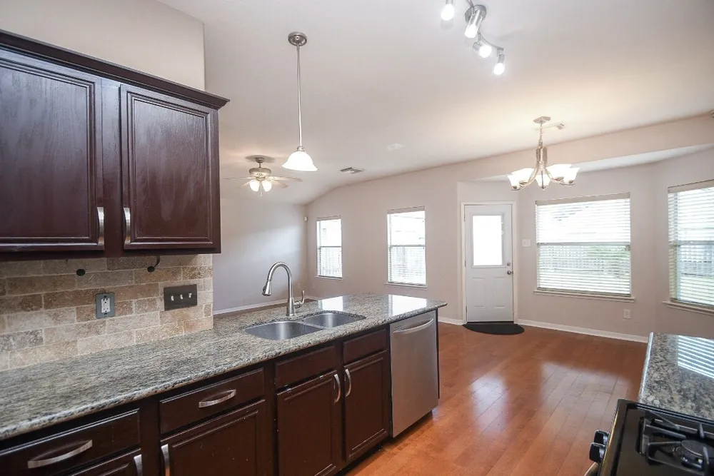 1910 Plum Creek Ln, Missouri City, TX 77489