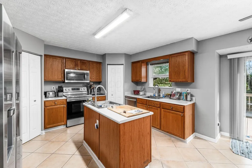 7005 Crescent Boat Ln, Canal Winchester, OH 43110
