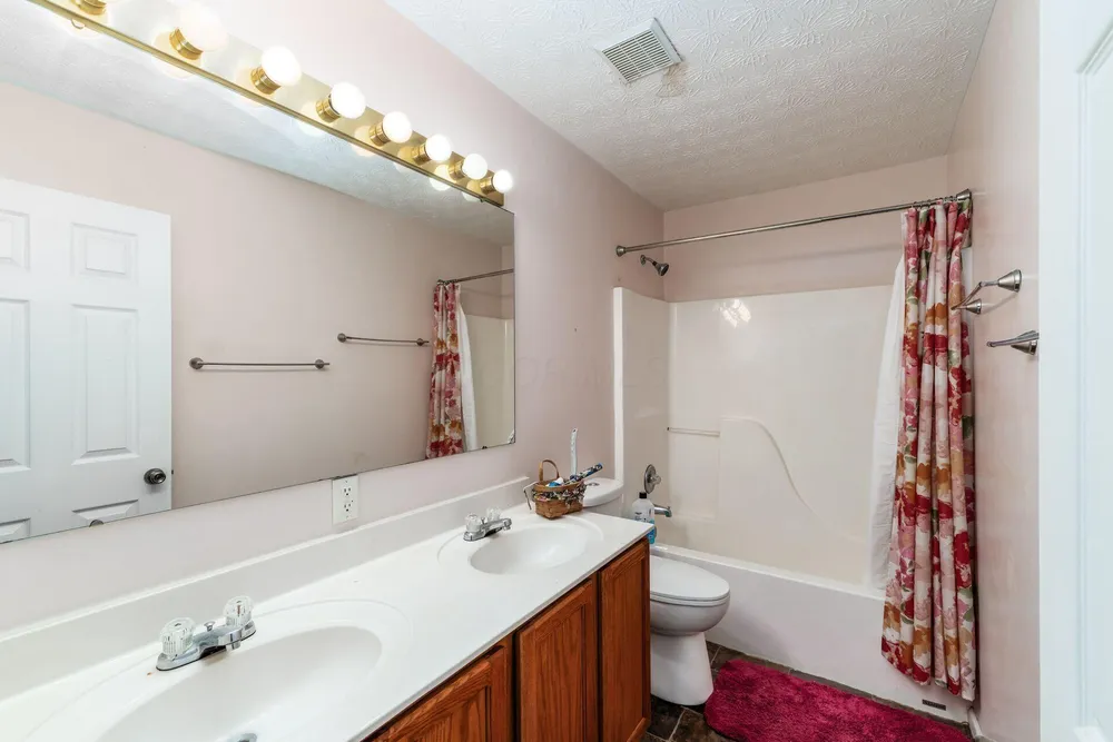 7005 Crescent Boat Ln, Canal Winchester, OH 43110