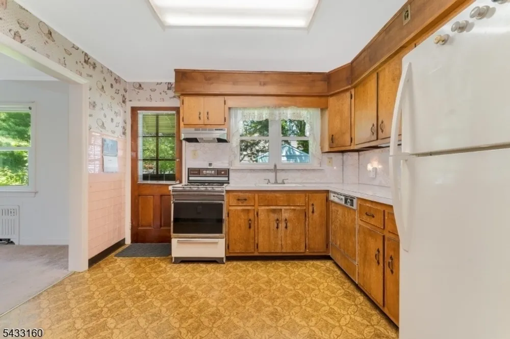 230 Swarthmore Rd, Linden, NJ 07036