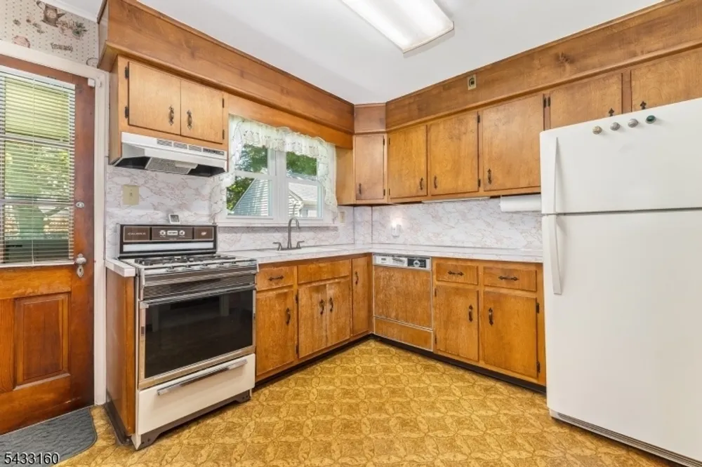 230 Swarthmore Rd, Linden, NJ 07036