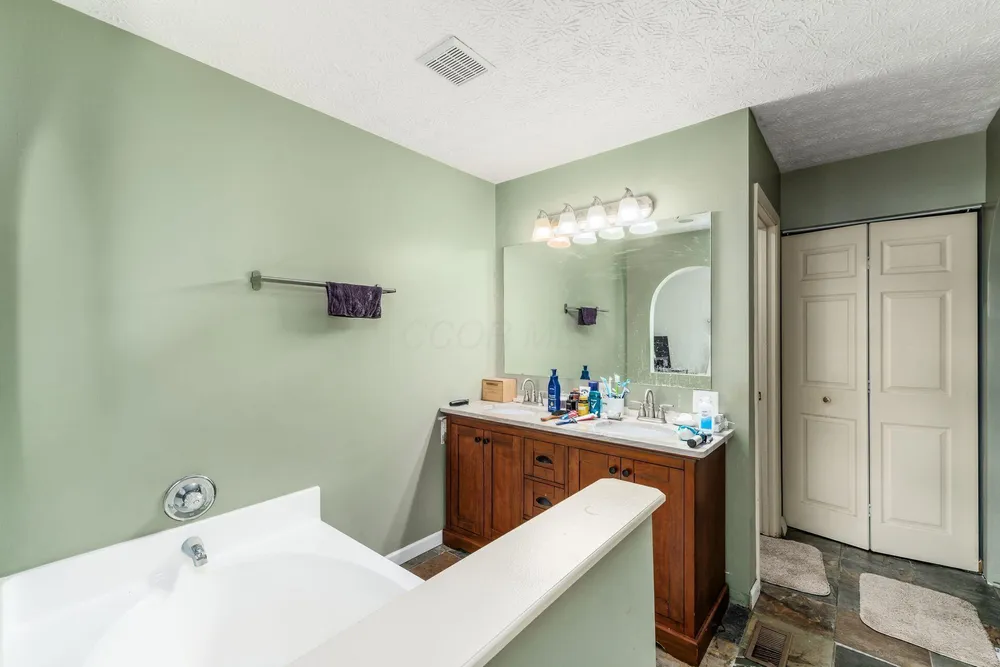 7005 Crescent Boat Ln, Canal Winchester, OH 43110