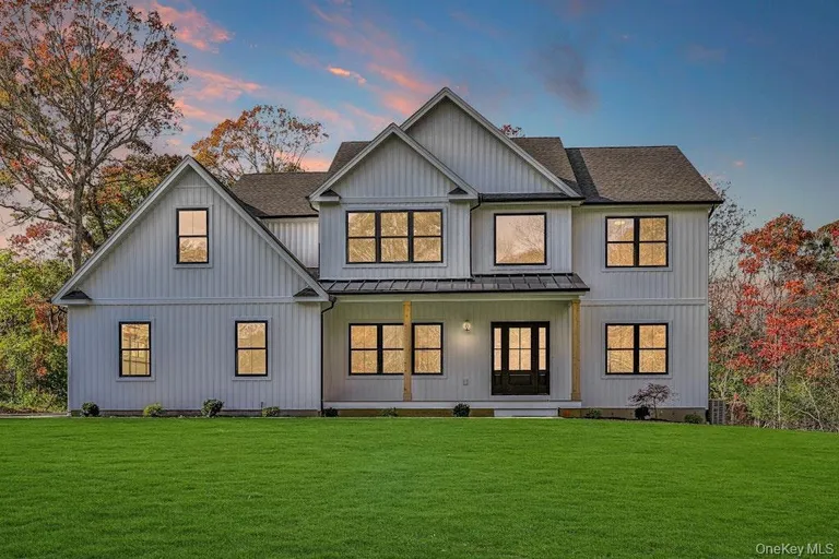 20 Bunker Ln, Middle Island, NY 11953