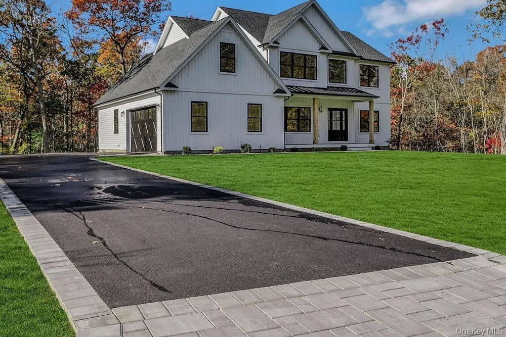 20 Bunker Ln, Middle Island, NY 11953