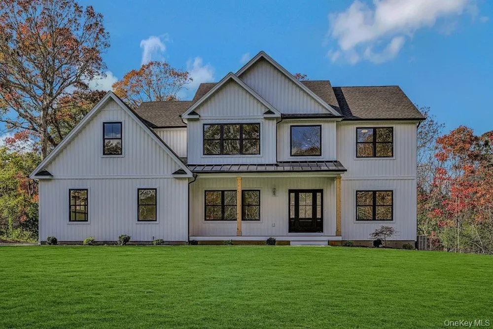 20 Bunker Ln, Middle Island, NY 11953