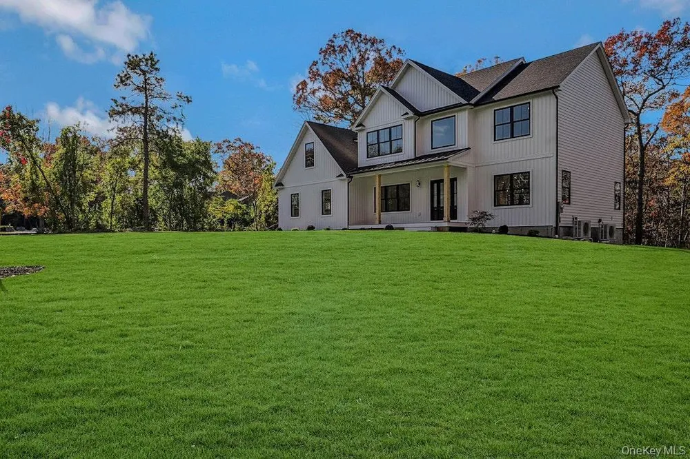 20 Bunker Ln, Middle Island, NY 11953