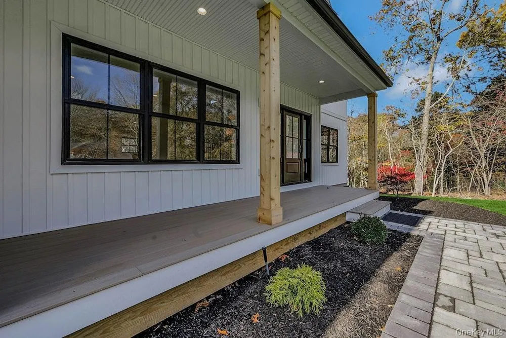 20 Bunker Ln, Middle Island, NY 11953