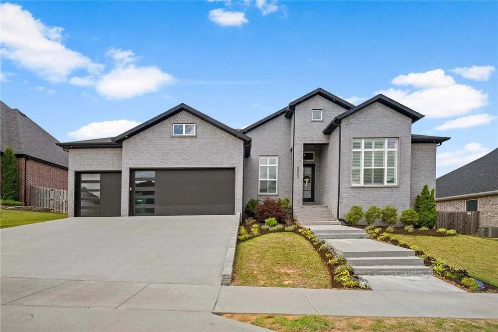 8003 W Bancroft St, Rogers, AR 72758