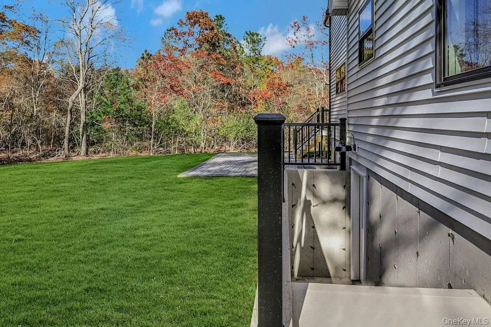 20 Bunker Ln, Middle Island, NY 11953