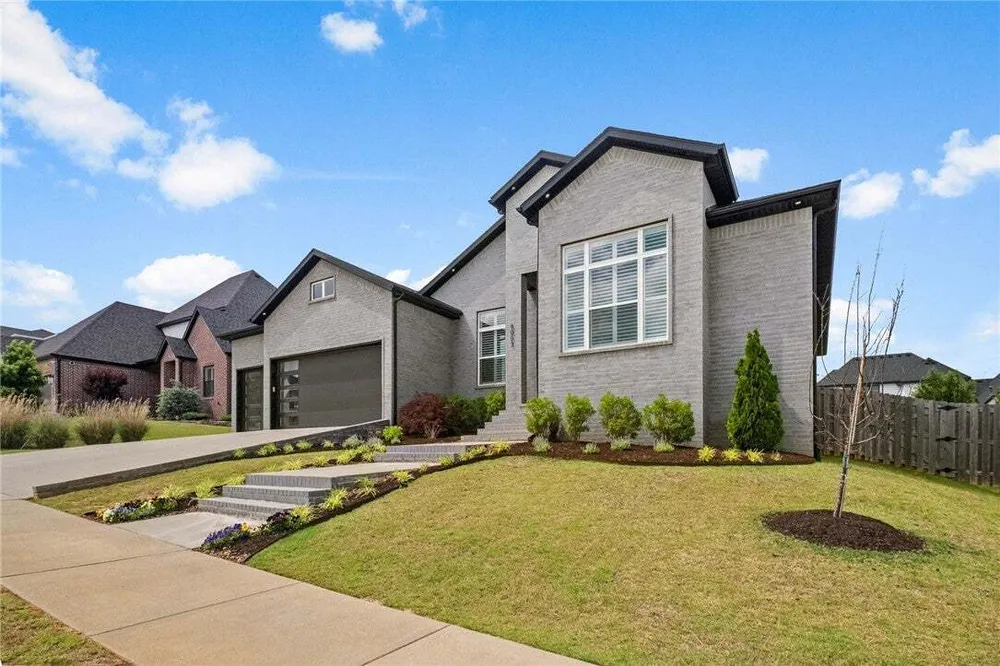 8003 W Bancroft St, Rogers, AR 72758
