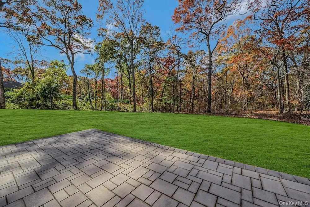 20 Bunker Ln, Middle Island, NY 11953