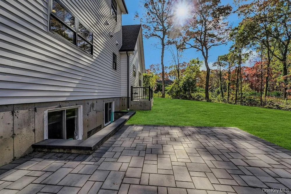 20 Bunker Ln, Middle Island, NY 11953